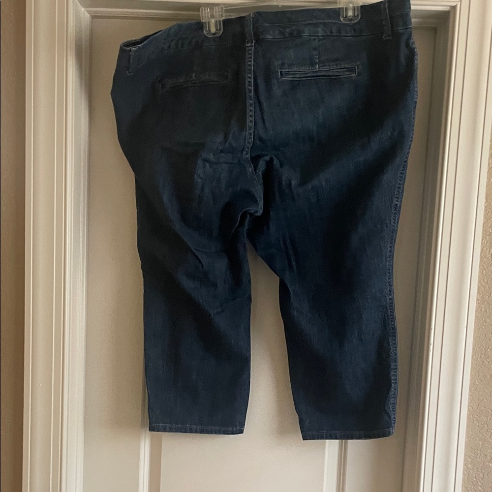 Classic Women’s Relaxed Capri Jeans - Picture 4 of 5